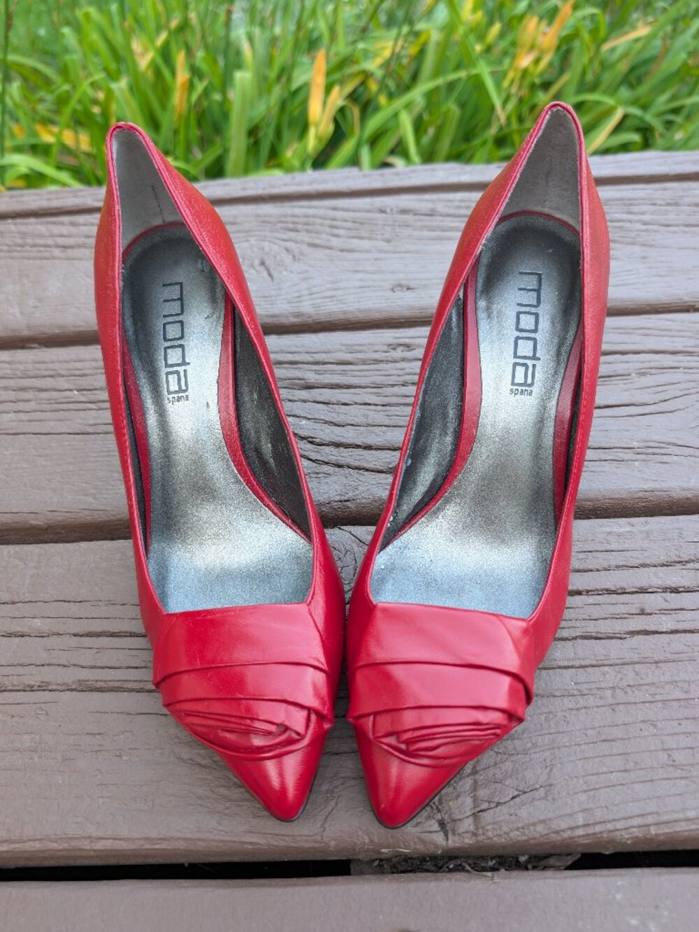Moda Spana Red Pointed-Toe Heels Pleated Vamp Floral Detailing Size 8M
